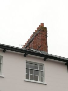 Single banked chimney stack for fireplace